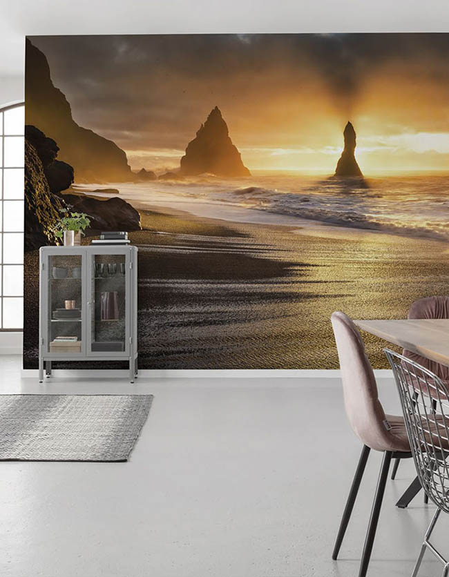 столовая в стиле минимализма с обоями с изображением заката на пляже