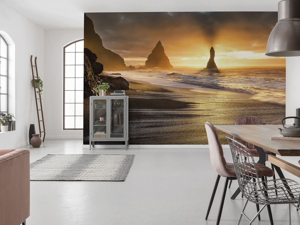 столовая в стиле минимализма с обоями с изображением заката на пляже