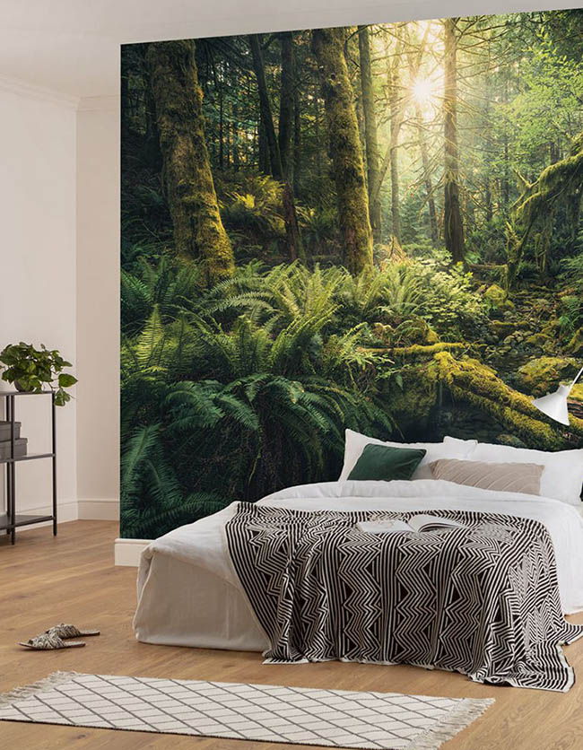 Спальня с зелеными обоями в стиле джунглей