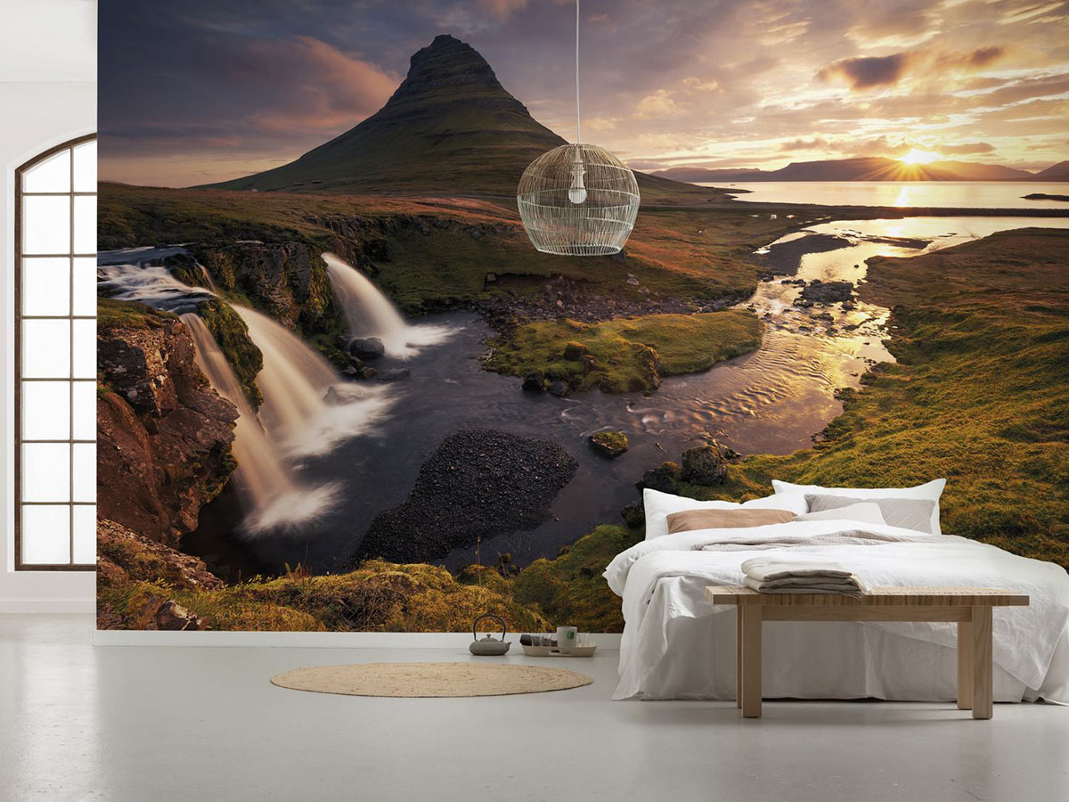 Спальня с пейзажными обоями Водопад